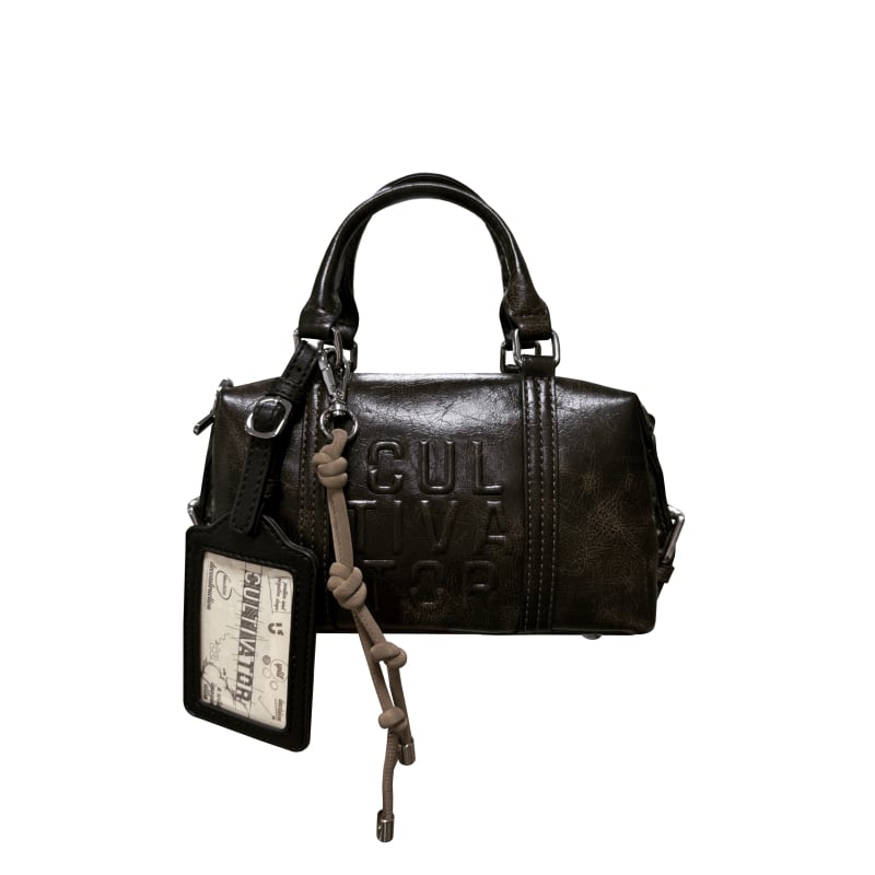 Párnás alakú keresztbody válltáska, flap zárás, rejtett cipzáras zseb és külső cipzáras zseb