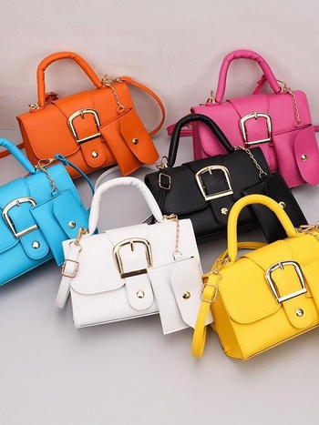 PU anyagú négyzet alakú kézitáska egy vállpánttal — street trend, mother bag stílus, kapucszerű zárás, 2025 tavasz