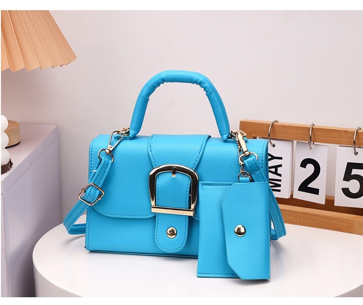 PU anyagú négyzet alakú kézitáska egy vállpánttal — street trend, mother bag stílus, kapucszerű zárás, 2025 tavasz