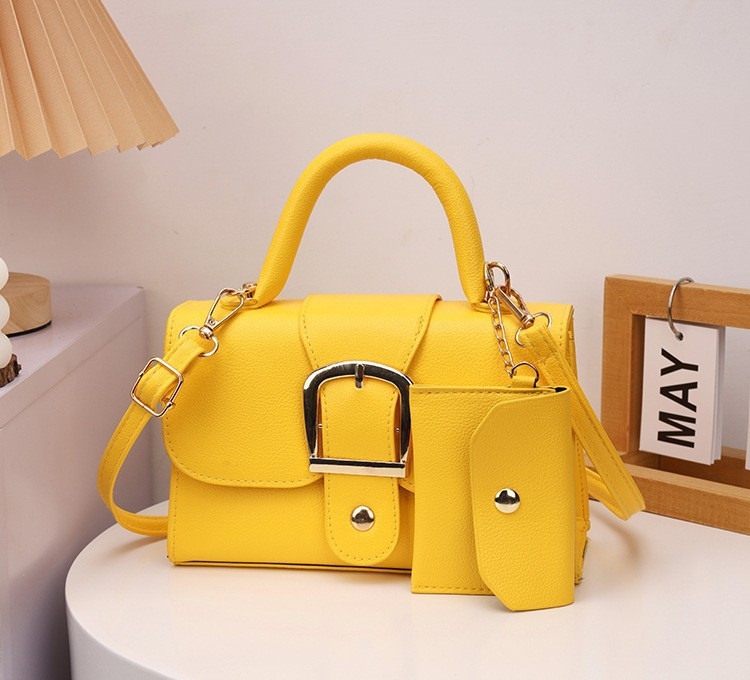 PU anyagú négyzet alakú kézitáska egy vállpánttal — street trend, mother bag stílus, kapucszerű zárás, 2025 tavasz