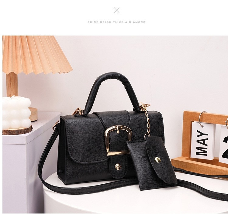 PU anyagú négyzet alakú kézitáska egy vállpánttal — street trend, mother bag stílus, kapucszerű zárás, 2025 tavasz