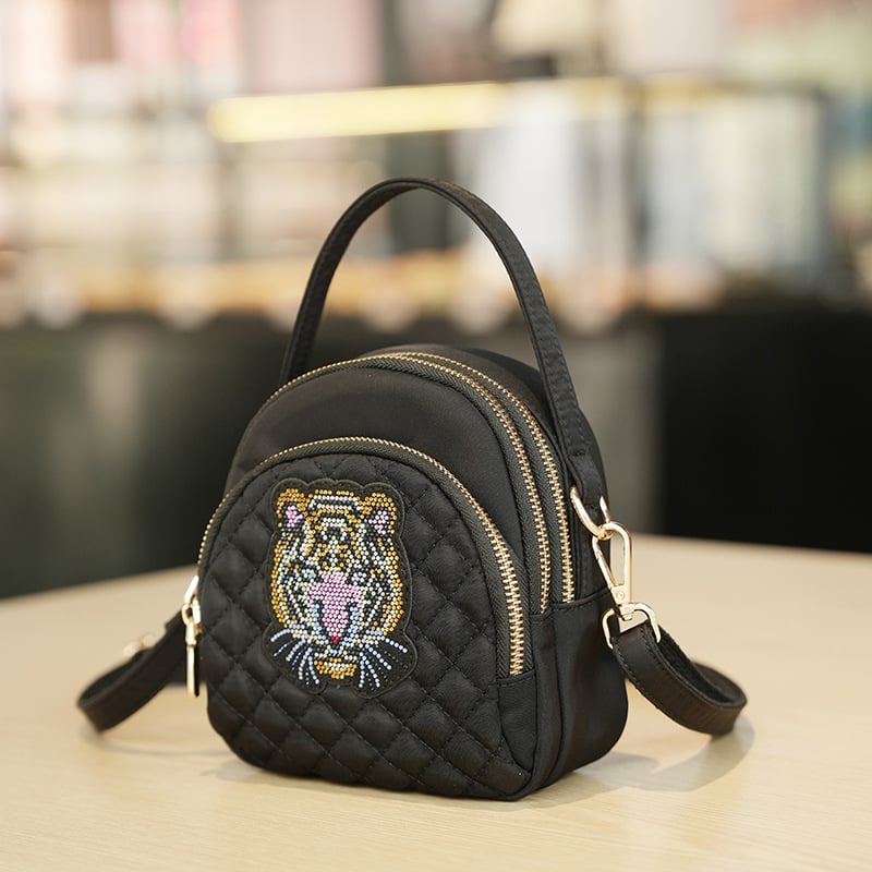 Golandai női táska hímzett rhinestone díszítéssel – könnyű luxus, ovális alakú poliészter táska cipzárral, belső zseb ( cipzáros ) és zseb a telefon számára, egy vállpánt