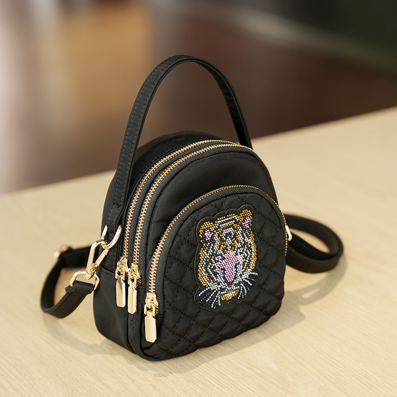 Golandai női táska hímzett rhinestone díszítéssel – könnyű luxus, ovális alakú poliészter táska cipzárral, belső zseb ( cipzáros ) és zseb a telefon számára, egy vállpánt