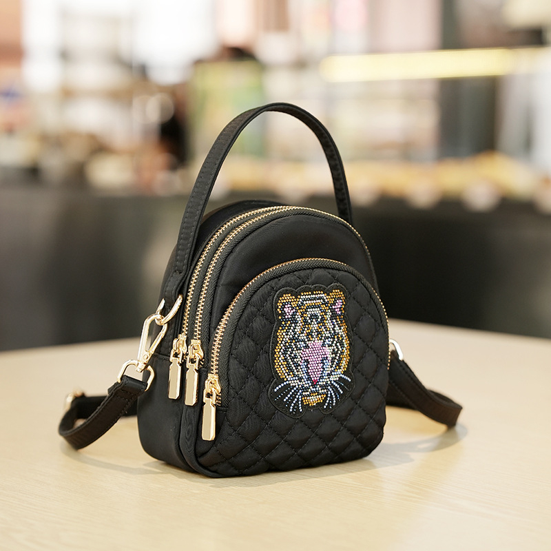 Golandai női táska hímzett rhinestone díszítéssel – könnyű luxus, ovális alakú poliészter táska cipzárral, belső zseb ( cipzáros ) és zseb a telefon számára, egy vállpánt