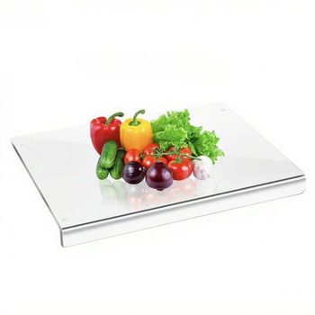 Skaidri akrilinė pjaustymo lenta – šiuolaikinio minimalistinio stiliaus, skirta duonai, vaisiams ir daržovėms, virtuvės darbo paviršiui