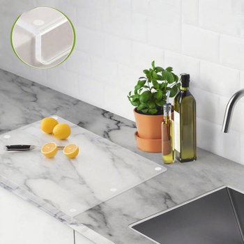 Skaidri akrilinė pjaustymo lenta – šiuolaikinio minimalistinio stiliaus, skirta duonai, vaisiams ir daržovėms, virtuvės darbo paviršiui