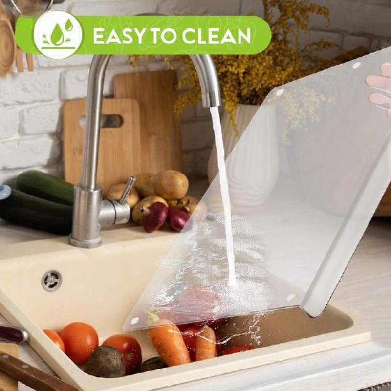 Skaidri akrilinė pjaustymo lenta – šiuolaikinio minimalistinio stiliaus, skirta duonai, vaisiams ir daržovėms, virtuvės darbo paviršiui