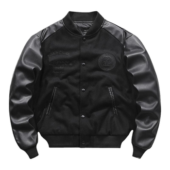 Baseball stiliaus striukė su patchwork siuvinėjimu ir skrydžio striukės detalėmis, be apykaklės, gobtuvas, laisvas kirpimas, užsegimas vienos eilės