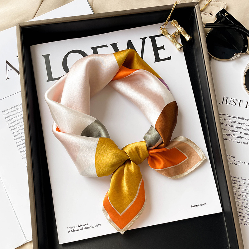 Valley of Beauty šilko šalikas, mažas kvadratas, paprasta audinys, spauda, ruduo