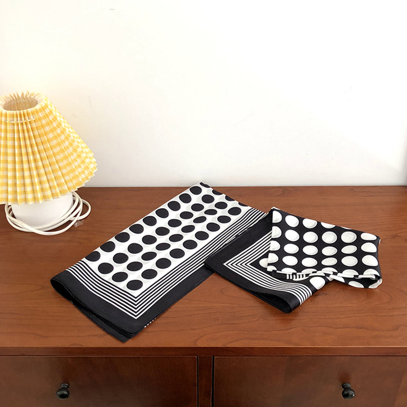 Šilko šalis – Mulberry šilkas, taškuotas modelis, lygi audinys, spauda, kvadrato forma