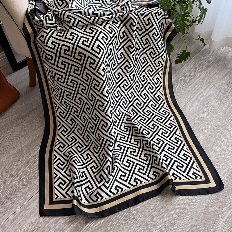 Vidutinio ilgio dirbtinio šilko šalikėlis, elegantiškas, universalus, aukštos kokybės, su tie-dye apdaila