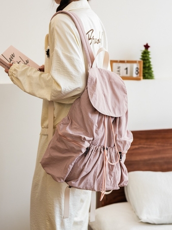 Νάιλον γυναικείο σακίδιο με επάνω φάκελο, θήκη για το τηλέφωνο, εσωτερικό στρώμα και μαλακή κατασκευή — Άνοιξη 2024