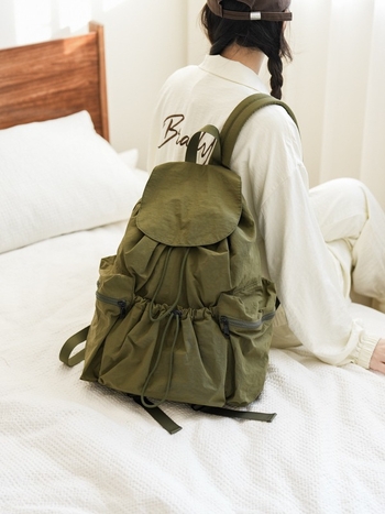 Νάιλον γυναικείο σακίδιο με επάνω φάκελο, θήκη για το τηλέφωνο, εσωτερικό στρώμα και μαλακή κατασκευή — Άνοιξη 2024