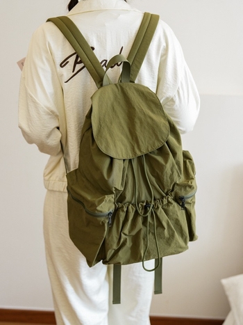 Νάιλον γυναικείο σακίδιο με επάνω φάκελο, θήκη για το τηλέφωνο, εσωτερικό στρώμα και μαλακή κατασκευή — Άνοιξη 2024