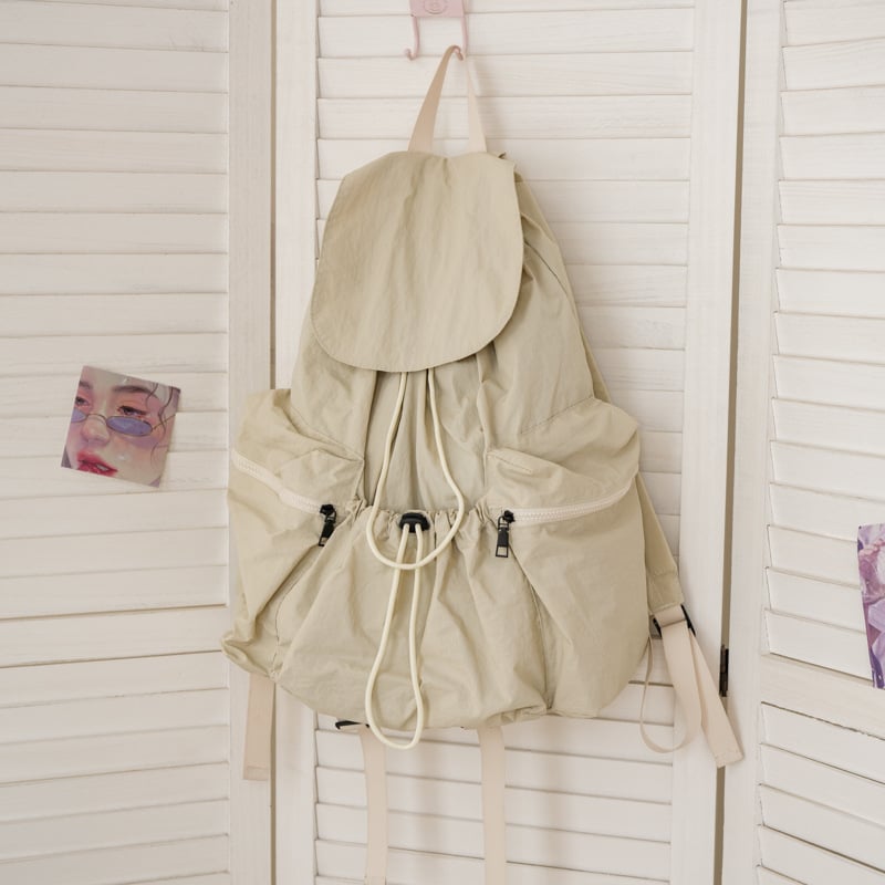 Νάιλον γυναικείο σακίδιο με επάνω φάκελο, θήκη για το τηλέφωνο, εσωτερικό στρώμα και μαλακή κατασκευή — Άνοιξη 2024