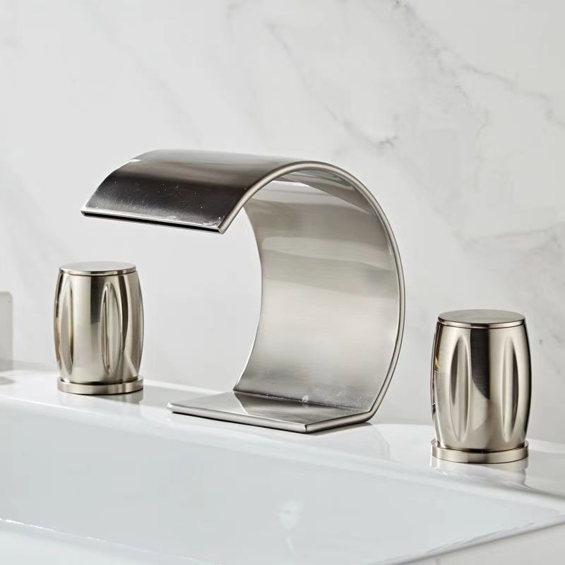 Trys skylės praustuvo čiaupas su krioklio srautu, karštas ir šaltas, varinis korpusas, keraminis vožtuvas