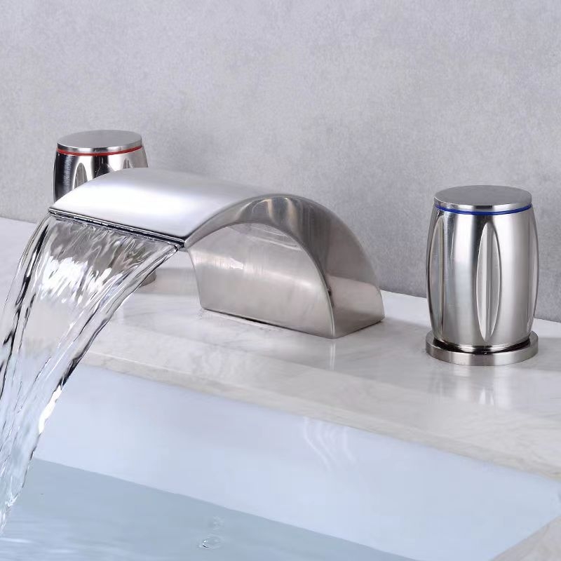 Trys skylės praustuvo čiaupas su krioklio srautu, karštas ir šaltas, varinis korpusas, keraminis vožtuvas