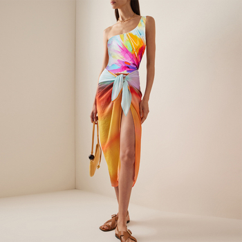 Бански костюм за едно парче с комплект обвивна пола и залезен принт; материя: нейлон 90%, подплата: полиестер 85%; чашки с подплата без метална опора