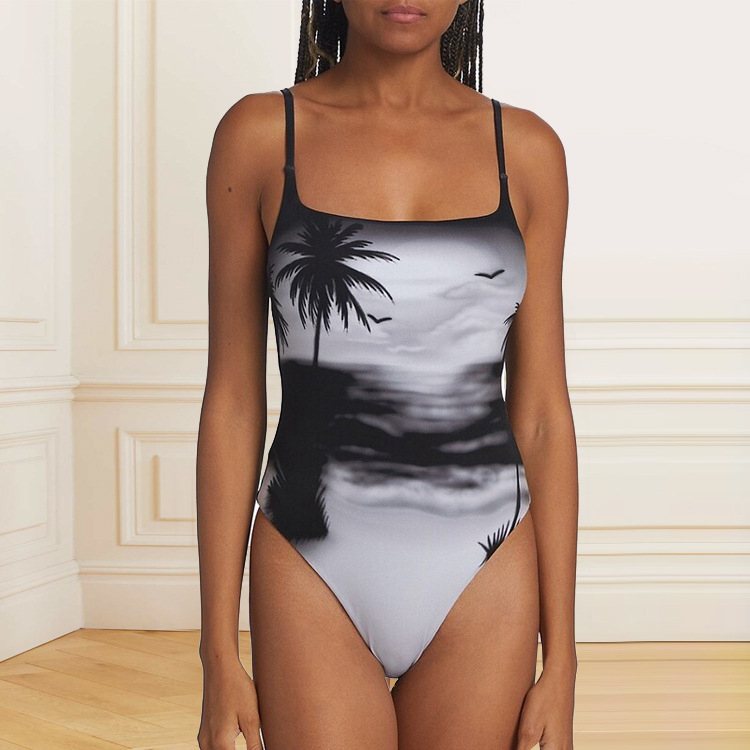 Бански костюм за едно парче с комплект обвивна пола и залезен принт; материя: нейлон 90%, подплата: полиестер 85%; чашки с подплата без метална опора