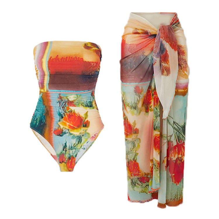 Бански костюм за едно парче с комплект обвивна пола и залезен принт; материя: нейлон 90%, подплата: полиестер 85%; чашки с подплата без метална опора