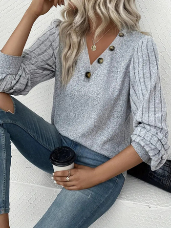 Полиестър тениска с V‑образно деколте, квилирани lantern ръкави, свободна кройка