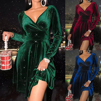 Suknelė iš Silver Fox Velvet su V iškirpte, ilgomis rankovėmis, pendulum siluetu.