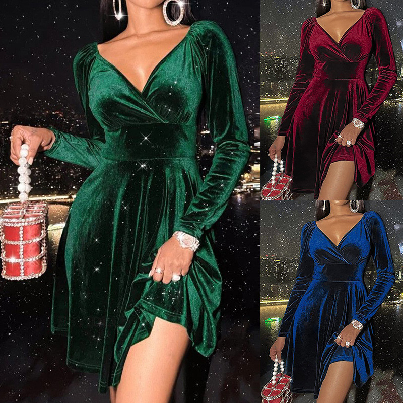 Suknelė iš Silver Fox Velvet su V iškirpte, ilgomis rankovėmis, pendulum siluetu.