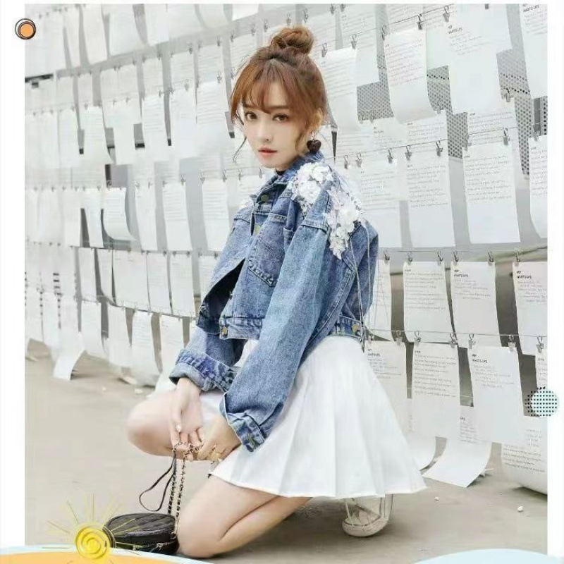 Korejos stiliaus džinsinė trumpa striukė su bat rankovėmis, trimatė gėlių siuvinėjimas, ilgis 50–65 cm