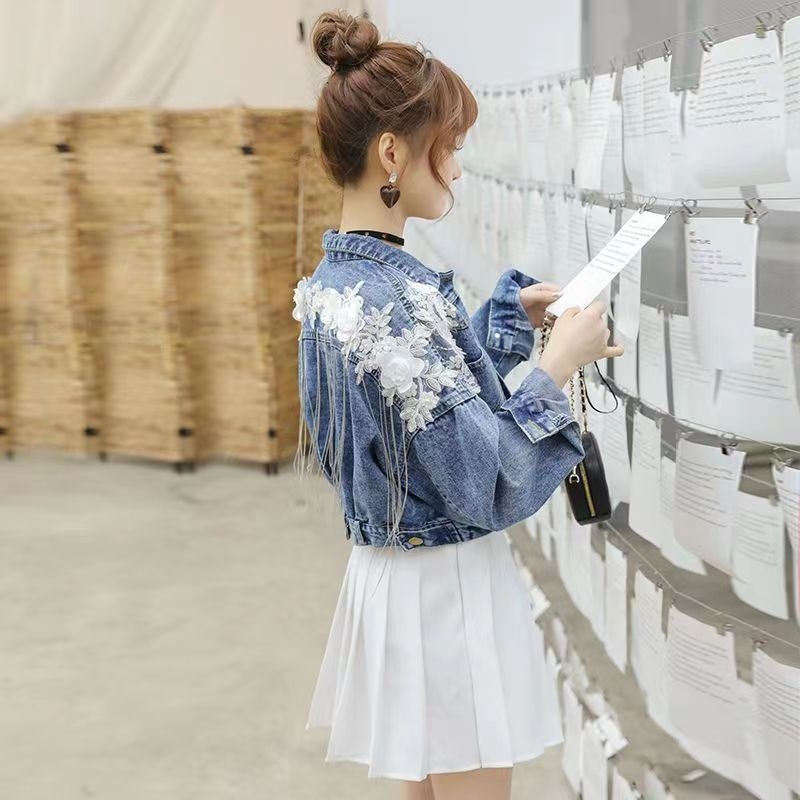 Korejos stiliaus džinsinė trumpa striukė su bat rankovėmis, trimatė gėlių siuvinėjimas, ilgis 50–65 cm