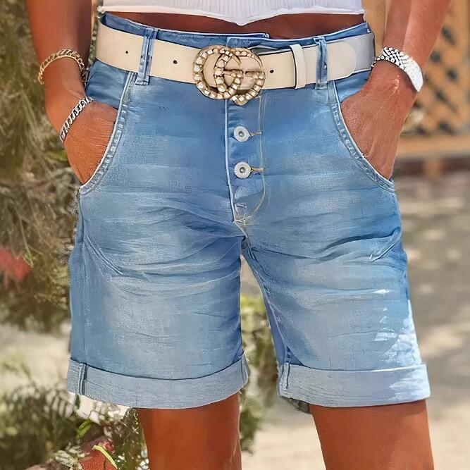 Τζιν παντελόνι με μήκος 3/4, ελαφρώς φαρδύς μέση, μικροελαστικό μίγμα βαμβακιού-πολυεστέρα (50–70% βαμβάκι, 30–50% πολυεστέρας), ίσιο κόψιμο, κλείσιμο με κουμπί