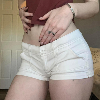 Τζιν σορτς με χαμηλή μέση, βαμβακερό ύφασμα, λεπτομέρεια patchwork, κυκλοφορία καλοκαίρι 2025