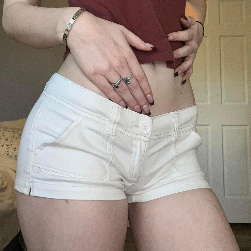 Τζιν σορτς με χαμηλή μέση, βαμβακερό ύφασμα, λεπτομέρεια patchwork, κυκλοφορία καλοκαίρι 2025