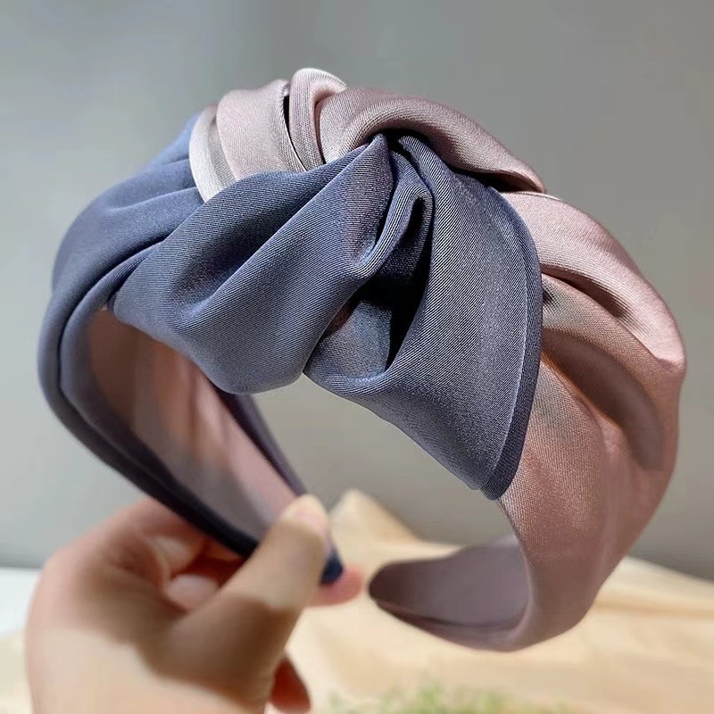 Obruč za kosu sa srednjim čvorom, materijal: tkanina, ručna izrada, minimalistički stil, ženski dodatak, jesen 2024