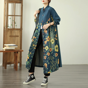 Moteriška džinsinė striukė su patchwork spauda, laisvas kirpimas, ilgas ilgis, apvalus kaklas, ilgos rankovės, poliesterio mišinio 30–50%, ruduo 2025