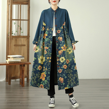 Moteriška džinsinė striukė su patchwork spauda, laisvas kirpimas, ilgas ilgis, apvalus kaklas, ilgos rankovės, poliesterio mišinio 30–50%, ruduo 2025