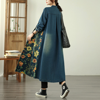 Moteriška džinsinė striukė su patchwork spauda, laisvas kirpimas, ilgas ilgis, apvalus kaklas, ilgos rankovės, poliesterio mišinio 30–50%, ruduo 2025