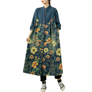 Moteriška džinsinė striukė su patchwork spauda, laisvas kirpimas, ilgas ilgis, apvalus kaklas, ilgos rankovės, poliesterio mišinio 30–50%, ruduo 2025