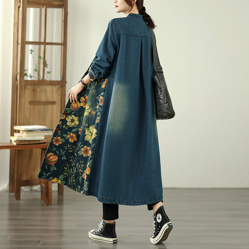 Moteriška džinsinė striukė su patchwork spauda, laisvas kirpimas, ilgas ilgis, apvalus kaklas, ilgos rankovės, poliesterio mišinio 30–50%, ruduo 2025