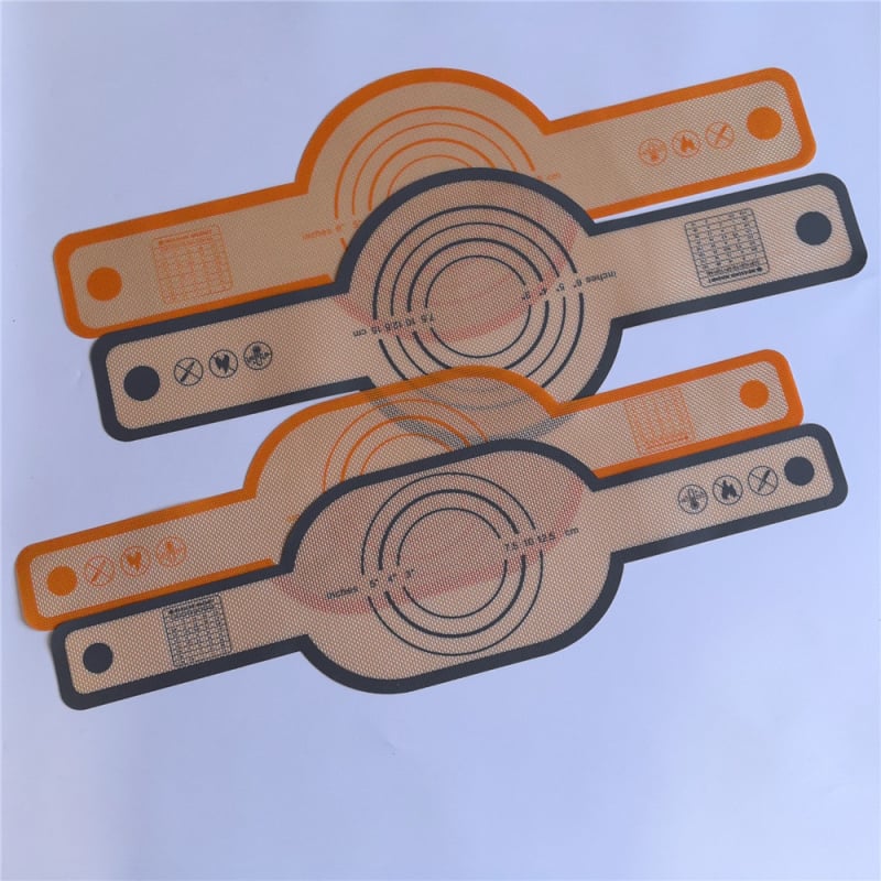 Silikono kepimo kilimėlis tešai perkelti ir minkymui — netolygaus apskritimo formos kilimėlis; logotipas atspausdintas