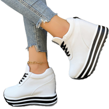 Γυναικεία καμβά sneakers με στρογγυλή μύτη, πλατφόρμα με ενσωματωμένη αύξηση ύψους, κορδόνια