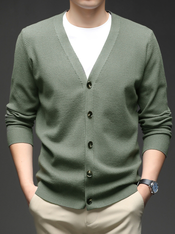 Vyriskas žakardo V kaklo megztinis kardiganas, laisvas kirpimas; pluošto sudėtis: viskozė 49%, poliesteris 30%, nailonas 21%; pavasario-rudens sezonai.