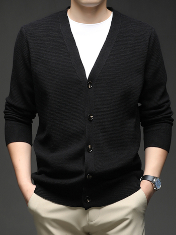 Мъжки кардиган с жакардов модел и V-образно деколте, свободна кройка; плат: вискоза 49% / полиестер 30% / найлон 21%; пролетно-есенно облекло.