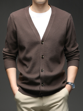 Мъжки кардиган с жакардов модел и V-образно деколте, свободна кройка; плат: вискоза 49% / полиестер 30% / найлон 21%; пролетно-есенно облекло.