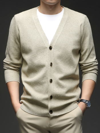 Мъжки кардиган с жакардов модел и V-образно деколте, свободна кройка; плат: вискоза 49% / полиестер 30% / найлон 21%; пролетно-есенно облекло.