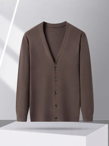 Мъжки кардиган с жакардов модел и V-образно деколте, свободна кройка; плат: вискоза 49% / полиестер 30% / найлон 21%; пролетно-есенно облекло.