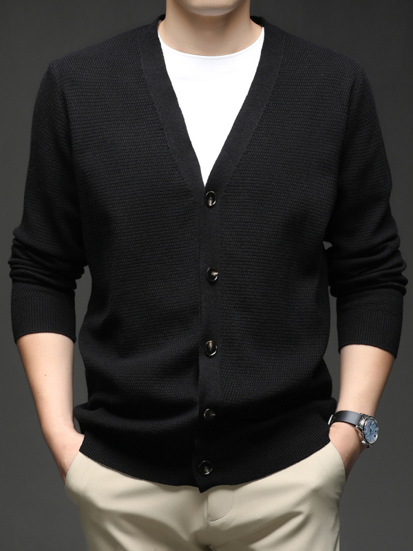 Vyriskas žakardo V kaklo megztinis kardiganas, laisvas kirpimas; pluošto sudėtis: viskozė 49%, poliesteris 30%, nailonas 21%; pavasario-rudens sezonai.