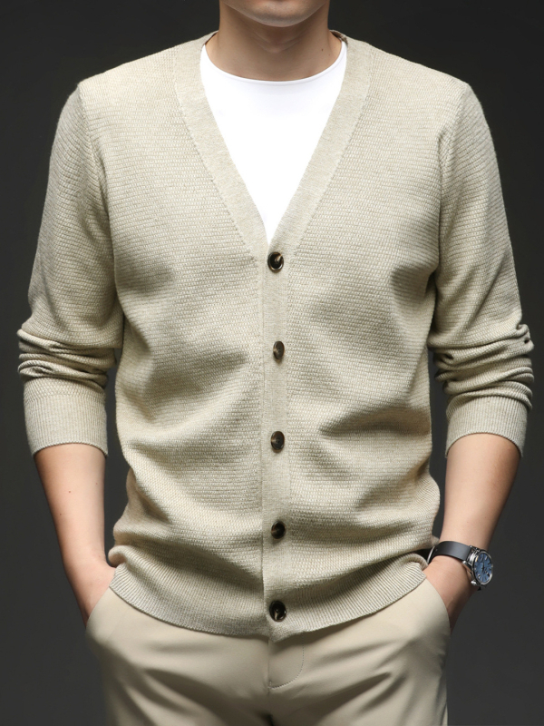 Vyriskas žakardo V kaklo megztinis kardiganas, laisvas kirpimas; pluošto sudėtis: viskozė 49%, poliesteris 30%, nailonas 21%; pavasario-rudens sezonai.