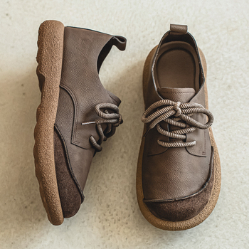 Μάρτιν μποτάκια • επάνω μέρος από μικροϊνες • σόλα από καουτσούκ • με κορδόνια μπροστά • χαμηλό ύψος γάμπας