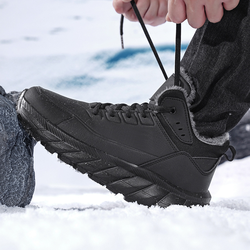 Ανδρικά χειμερινά ψηλοτάκουνα μποτάκια με επένδυση φλις, επάνω μέρος από συνθετικό δέρμα, μπροστινό κορδώνι, στρογγυλή μύτη