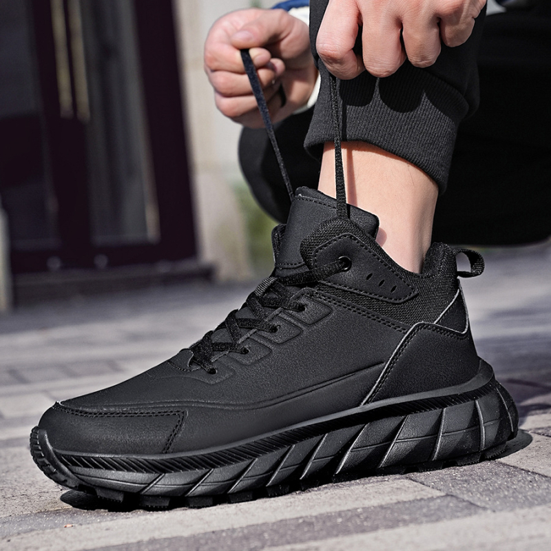 Ανδρικά χειμερινά ψηλοτάκουνα μποτάκια με επένδυση φλις, επάνω μέρος από συνθετικό δέρμα, μπροστινό κορδώνι, στρογγυλή μύτη